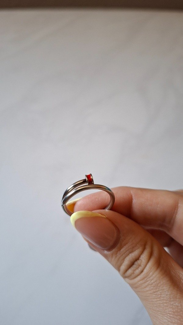 Producto - Anillo de acero quirúrgico Zulma rojo