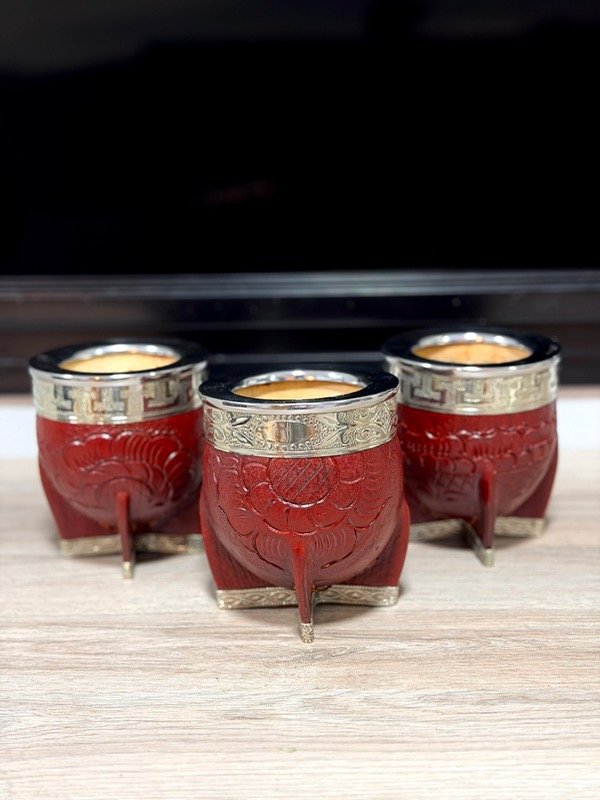 Producto - MATE IMPERIAL CON BASE Y CUERO DIBUJADO - BORRAVINO - 0