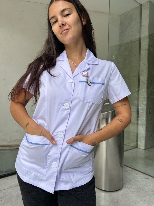 Producto - CARMESÍ CONFORT (Blanca detalle Celeste)