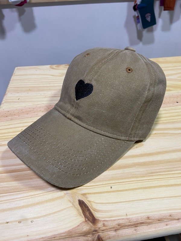 Producto - GORRA CORAZÓN - FRASE (MARRÓN CLARITO)