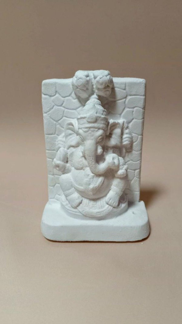 Producto - Ganesha placa pie cascada 12 cm. - D04