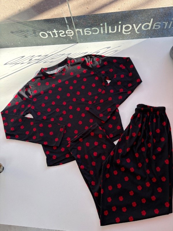 Producto - Pijama negro flores rojas