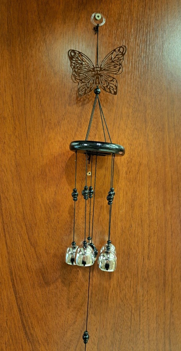 Producto - Llamador 5 Campanas y Mariposa metal y madera 60 cm