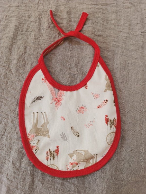 Producto - Babero de gabardina - Ciervitos y plumas