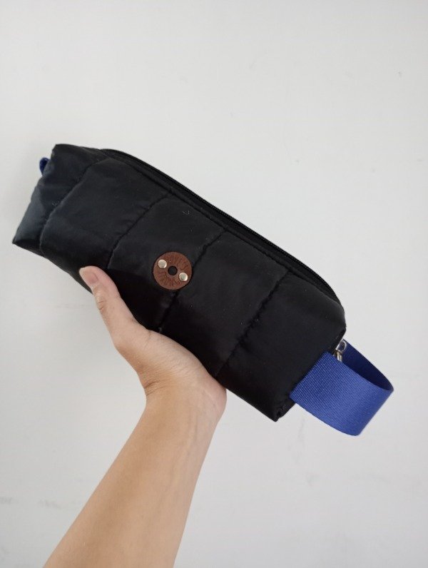 Producto - Cartuchera/neceser pufer negra opaca/azul STOCK