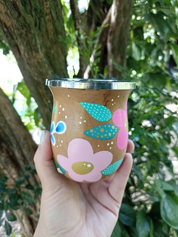 Producto - Mate camionero de algarrobo con virola de acero flores sobre madera - 0
