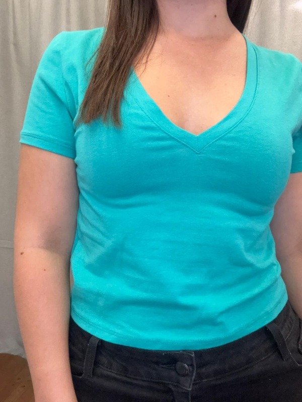 Producto - REMERA BASICA ESCOTE EN V