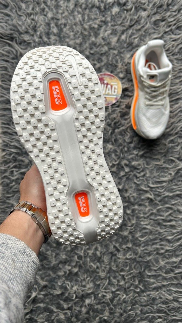 Producto - AIR MAX VOMERO SAIL TOTAL ORANGE - 4