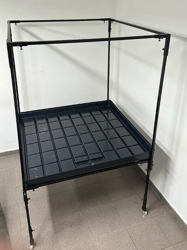 Producto - Estructura de metal encastrable para bandeja de drenaje/red/luces