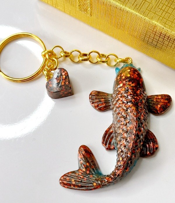 Producto - Llavero de resina Pez Koi marrón y azul,  con cadena dorada y dije.