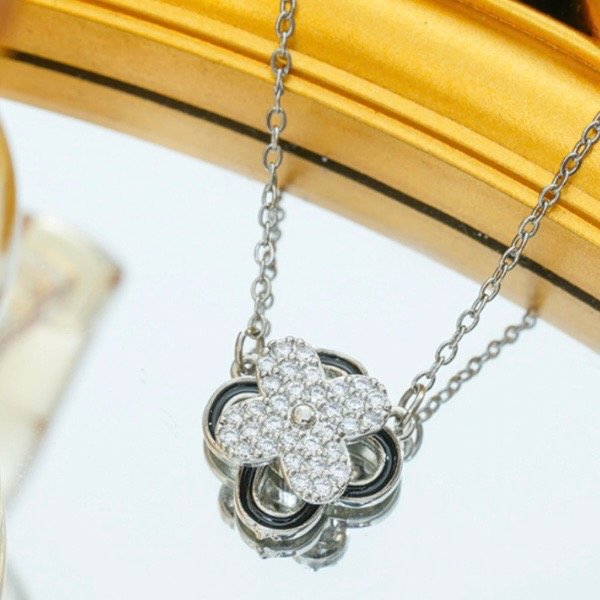 Producto - Collar Clover con dije en movimiento