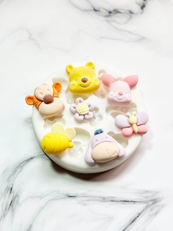 Producto - Silicon winnie pooh,  sus amigos y abeja