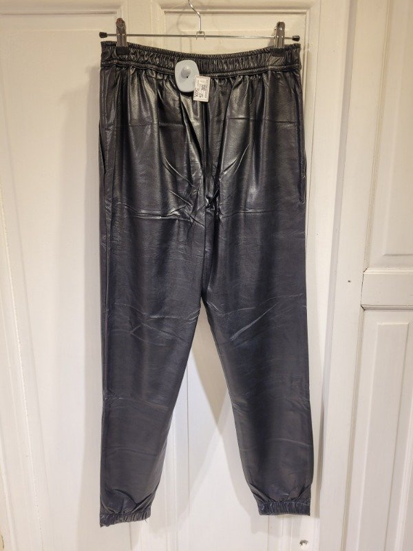 Producto - Pantalón KOSIUKO ecocuero negro mom Talle 26 - PRECIO: 50X - 1