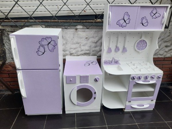 Producto - COCINA CON 4 UTENSILIOS 2 CACEROLAS LAVARROPA Y HELADERA