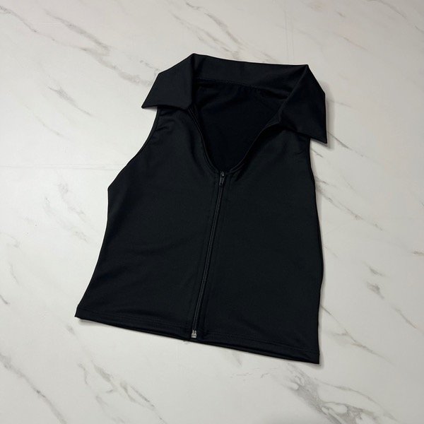 Producto - Top con cierre negro