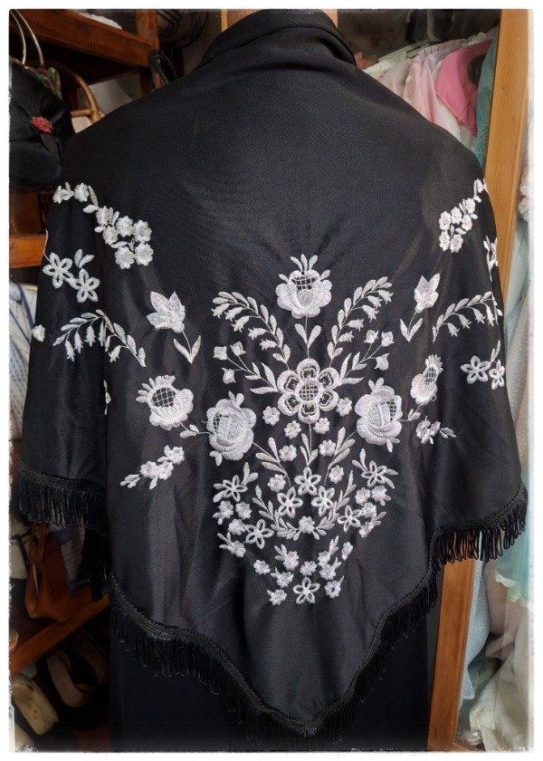 Producto - Mantón negro Bordado Blanco con flecos