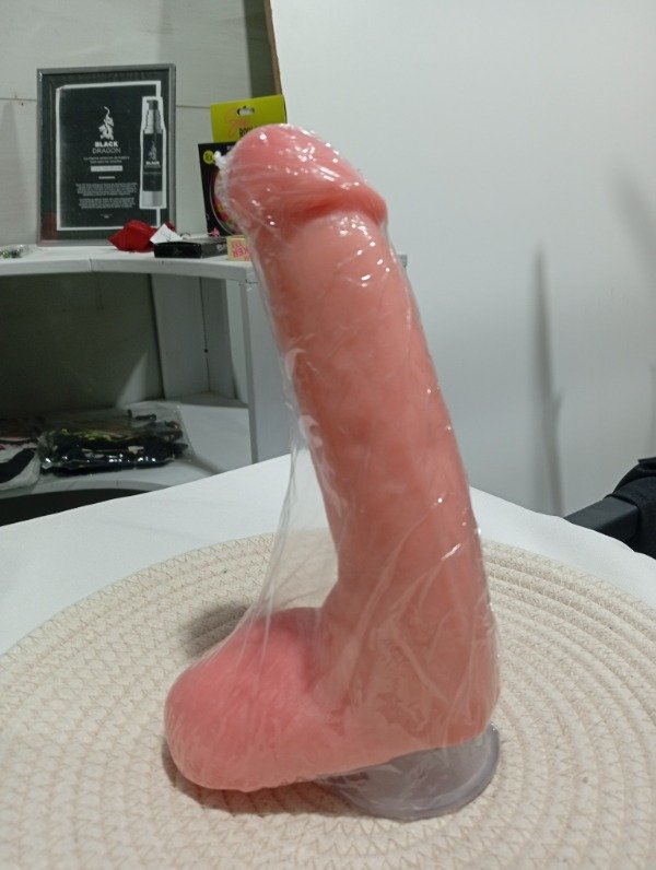 Producto - Consolador con testículos símil real con sopapa