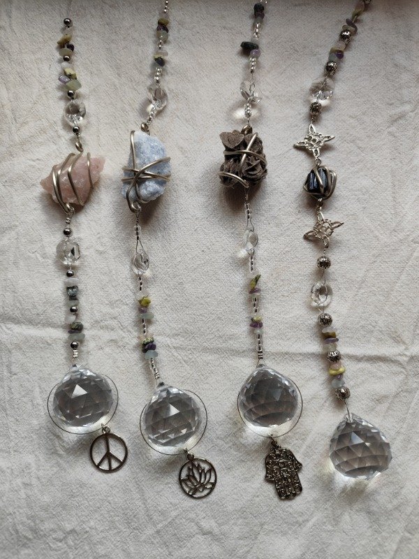 Producto - ATRAPASOL CON CRISTALES Y SIMBOLOGÍA - Nudo de bruja, Cuarzo Rosa y más