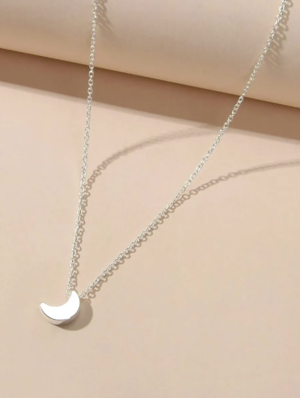 Producto - Collar con dije de luna.