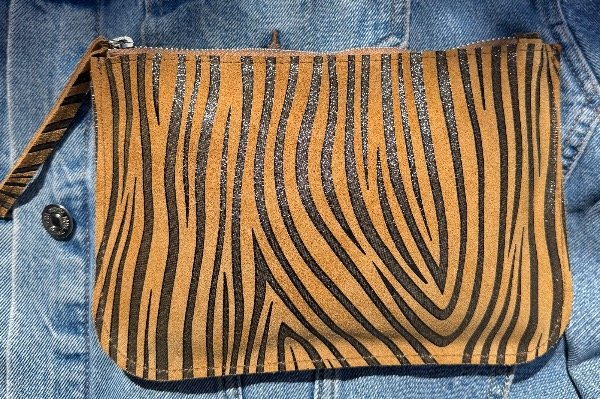 Producto - Sobre simple gamuza acebrado