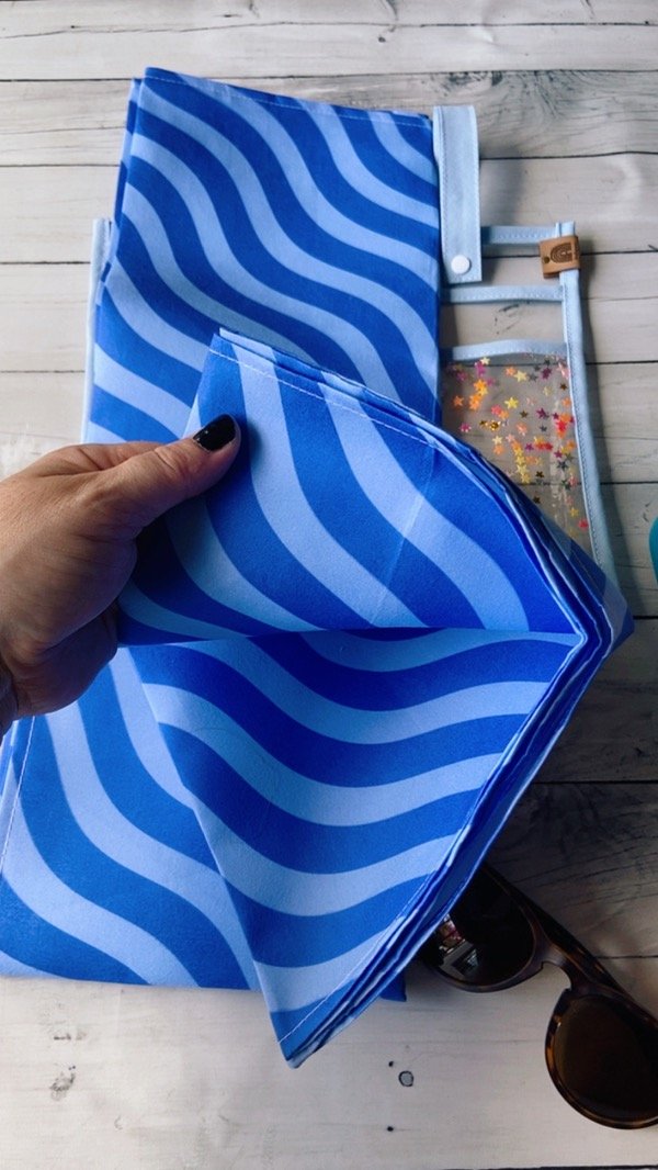 Producto - Lonita playera impermeable con bolsillero de regalo Ondas celeste y azul