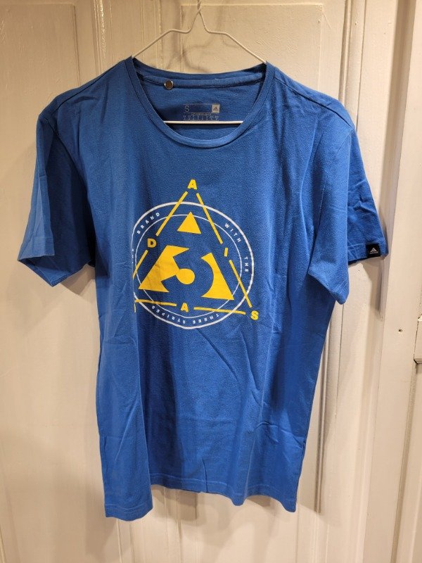 Producto - Remera ADIDAS azul logo amarillo Talle S - PRECIO: 28X
