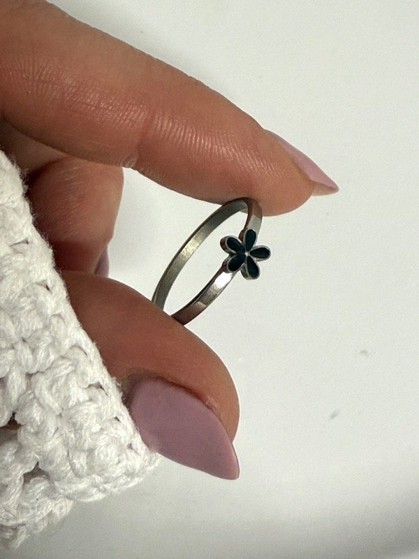 Producto - N503 Anillo florcita negra acero quirúrgico