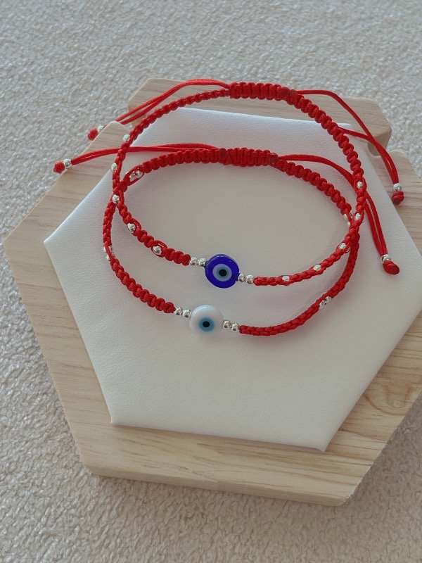 Producto - Pulsera macramé con ojo turco azul y bolitas de plata