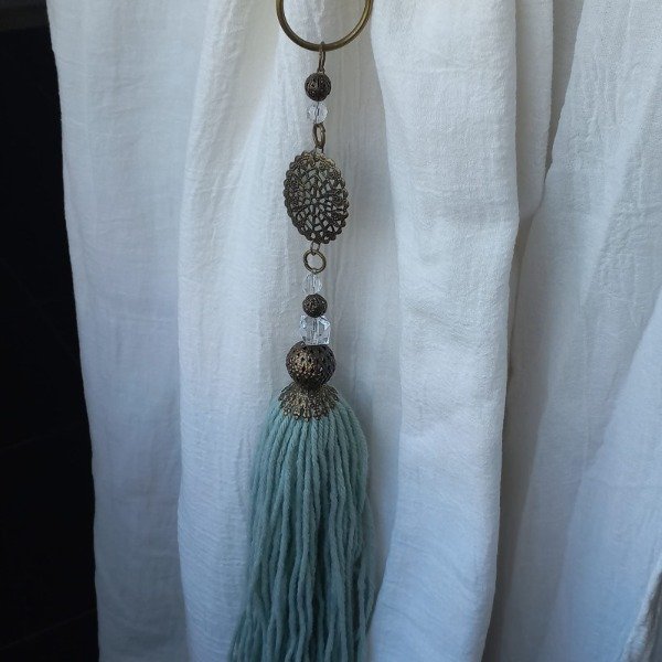 Producto - SUJETA CORTINAS CON BORLA "UMA" VERDE