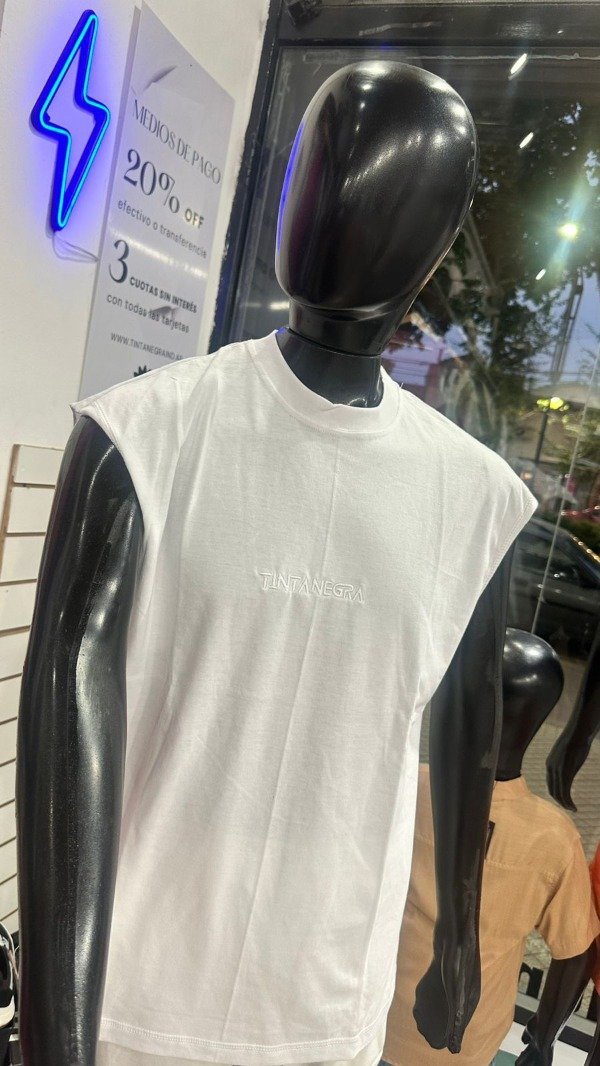Producto - Remera sin mangas bordada blanca