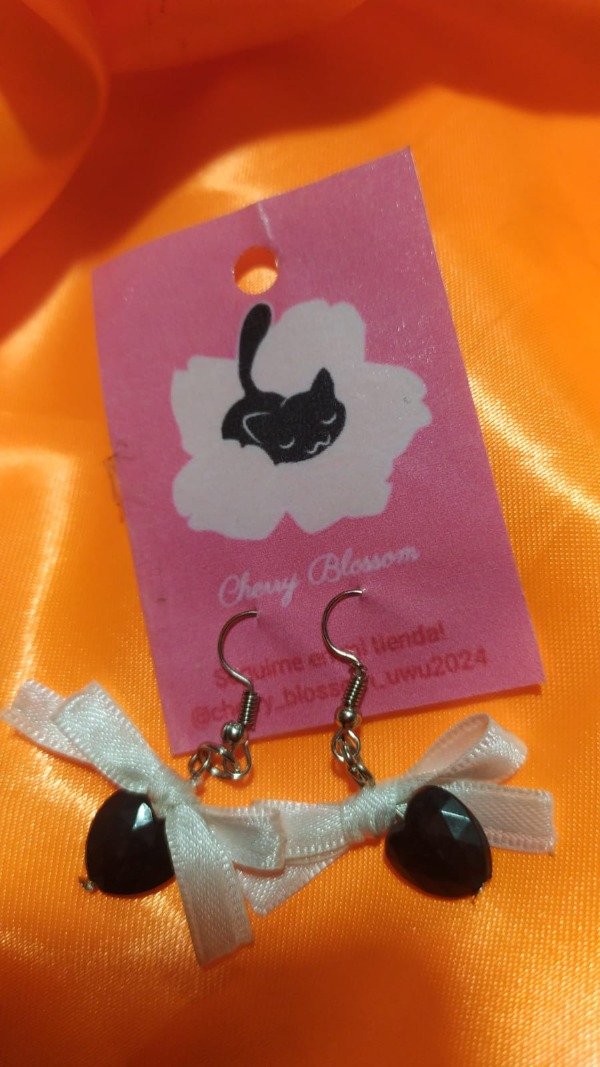 Producto - aros cinta blanca corazon negro cherry blosoom