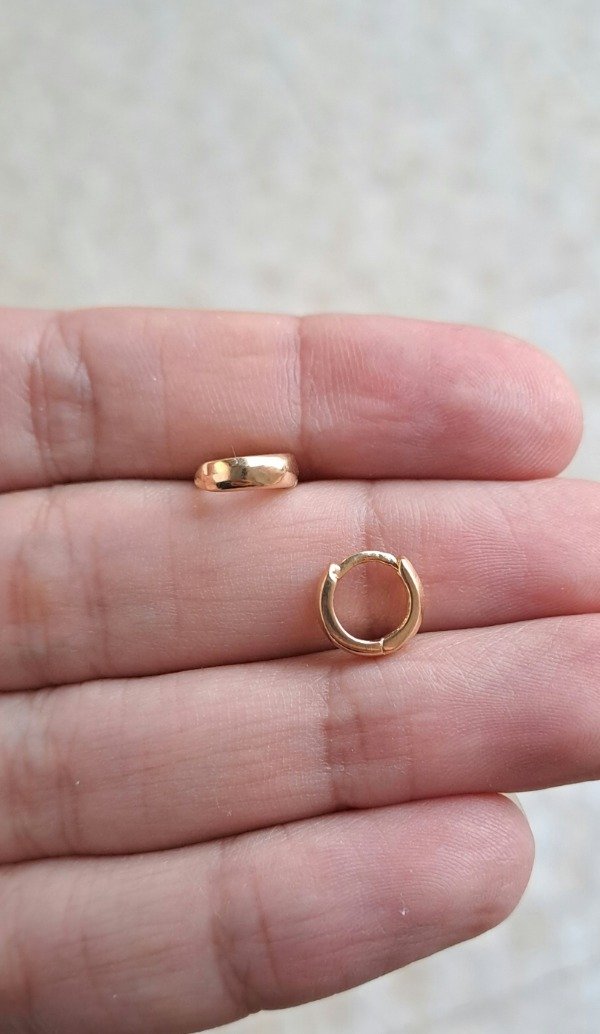 Producto - Argollas semijoya de oro 2mm x 8mm Lisas modelo antialérgico (unidad)