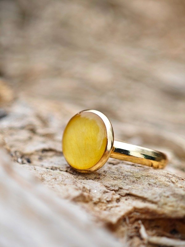 Producto - Anillo ajustable Rocio dorado con pétalo de "Pensamiento" amarillo