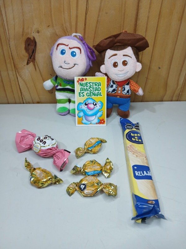 Producto - Bolasita con 2 llaveros peluche y golosinas