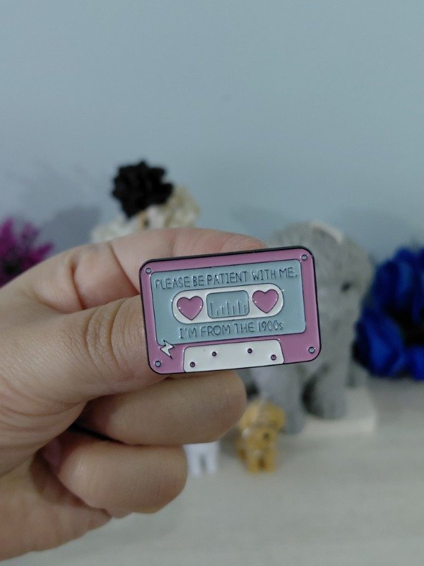 Producto - Pin metalizado - Please be patient with mem I'm from the 1900's #2497