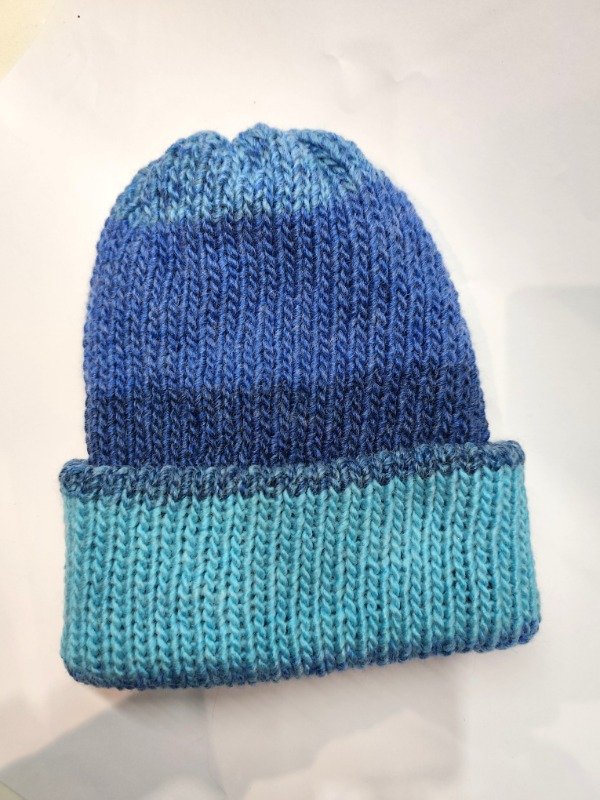 Producto - Gorro tejido en tono turquesa con degradé de azules