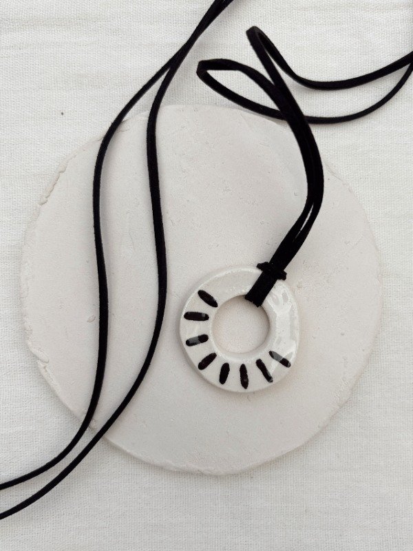 Producto - COLGANTE CIRCULAR CRUDO CON MITAD RAYAS NEGROS