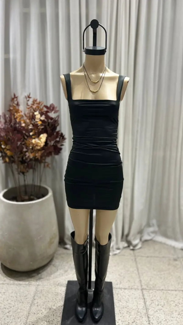 Producto - VESTIDO NEGRO CUELLO CUADRADO