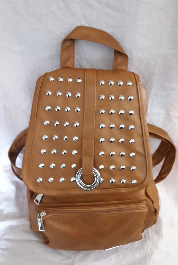 Producto - MOCHILA COLOR SUELA CON TACHAS