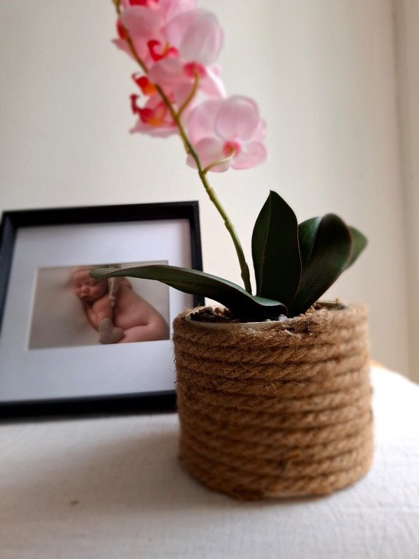 Producto - MACETA YUTE CON FLOR ROSA