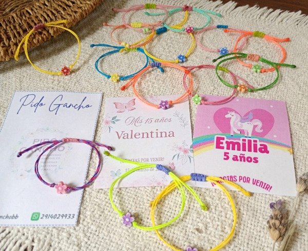 Producto - 30 pulseras ajustables, surtidas (multicolor) de hilo encerado con flor