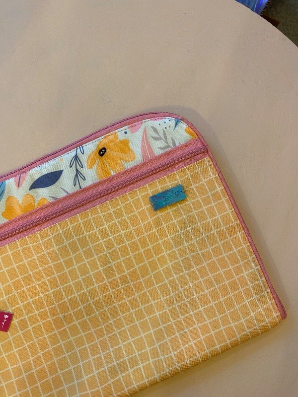 Producto - Funda Notebook 13" flores y Cuadrille amarillo