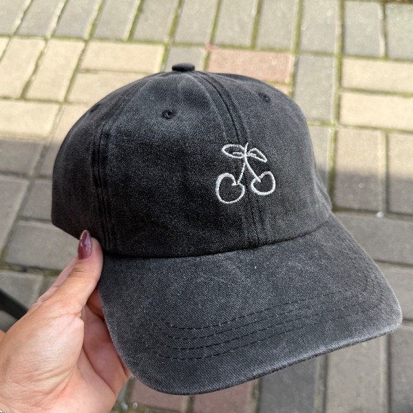 Producto - Gorra batik gris oscuro cereza