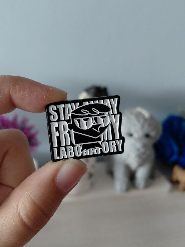 Producto - Pin metalizado - El laboratorio de Dexter "Stay away from my laboratory" #2053