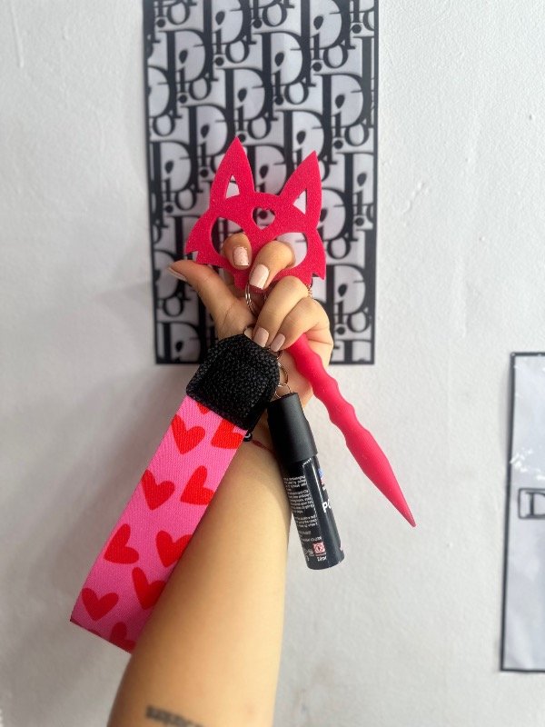 Producto - Llavero fucsia tira corazones