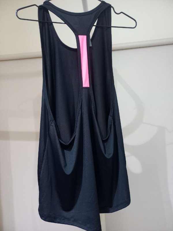 Producto - Sudadera negra con detalle fucsia en espalda