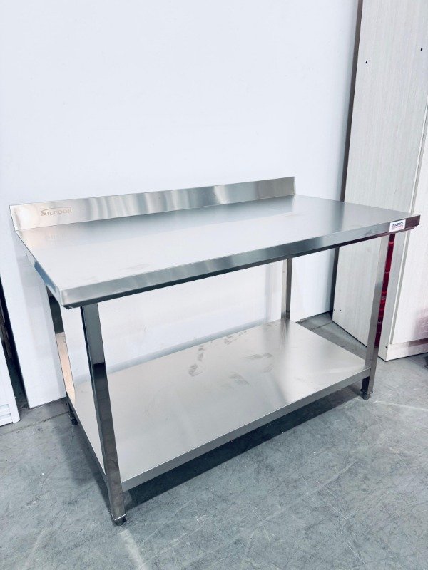 Producto - Mesa de Trabajo con Zócalo Silcook 1.40