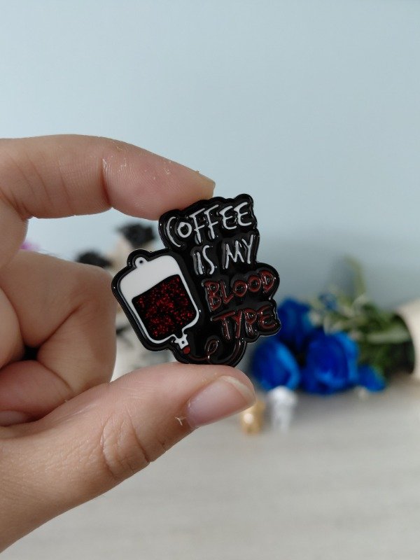 Producto - Pin metalizado - Coffee is my blood type con brillitos #1208