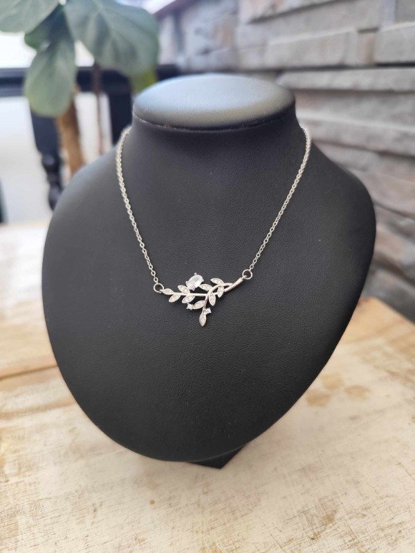 Producto - Collar laurel strass. Cobre plateado