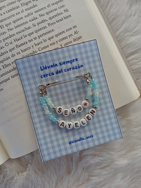 Producto - Escarapela Seño personalizada